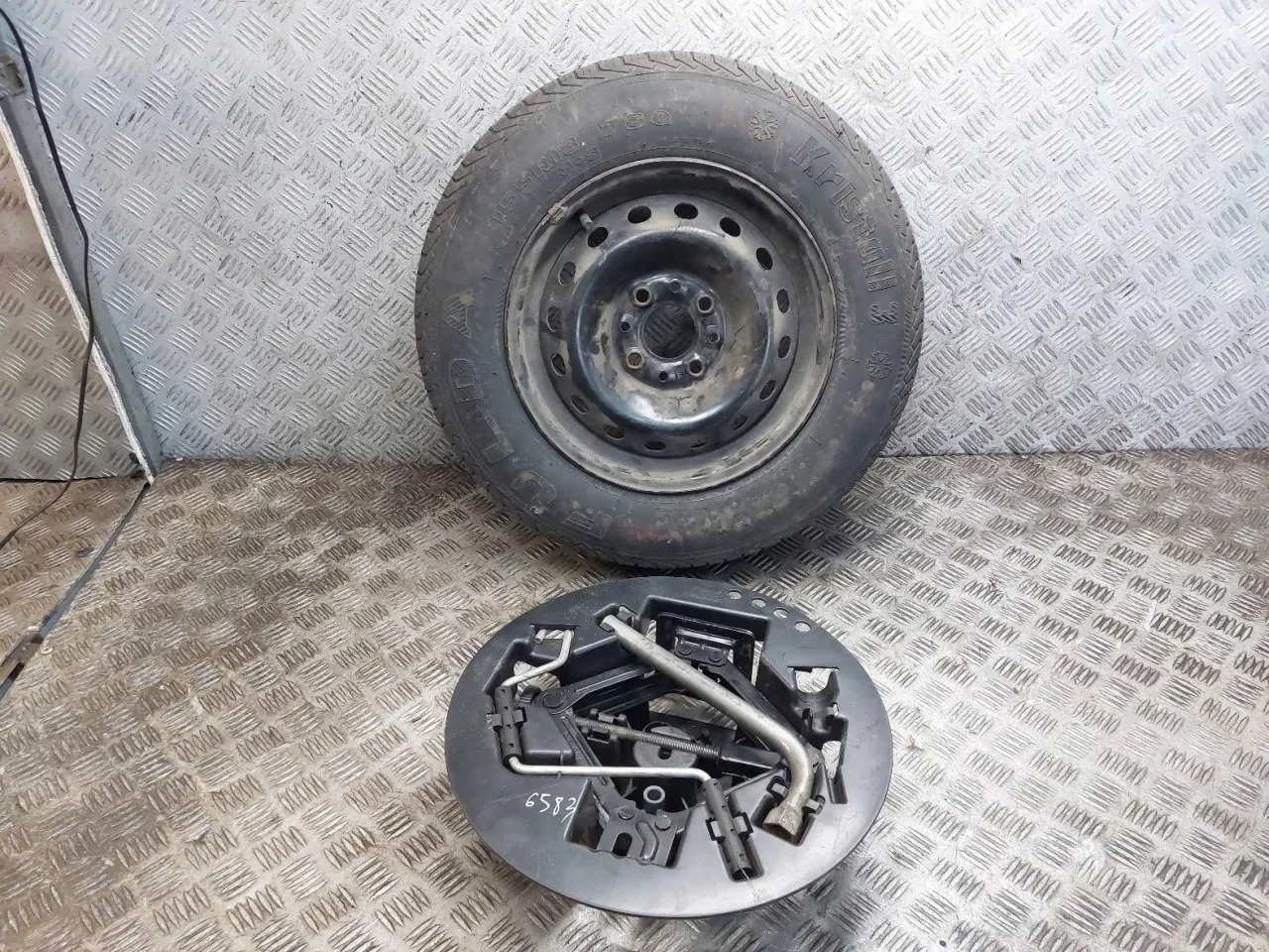 Koło zapasowe i zestaw narzędzi do jego wymiany. Czy koło zapasowe jest obowiązkowe? Zestaw gotowy do użycia.