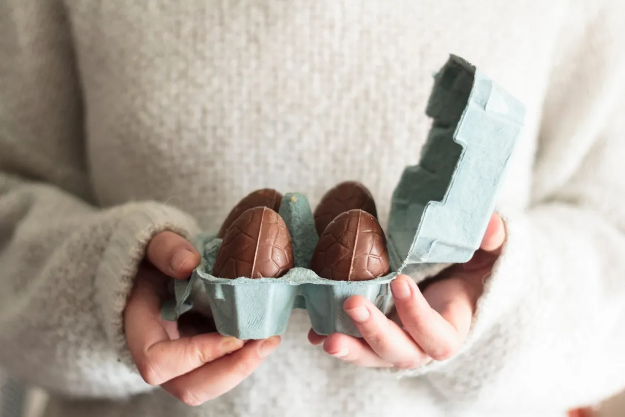 pomysły na wypełnienie czekoladowego jajka, słodycze i małe zabawki