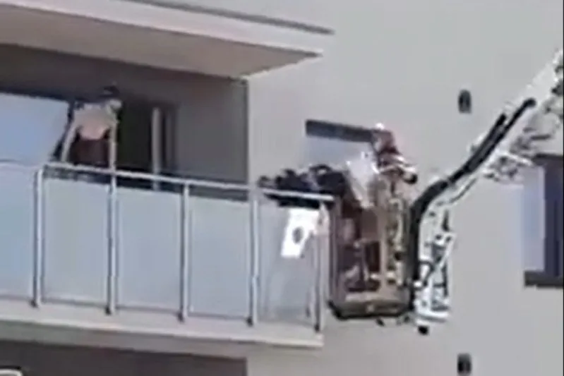 kobieta oddychająca głęboko na balkonie