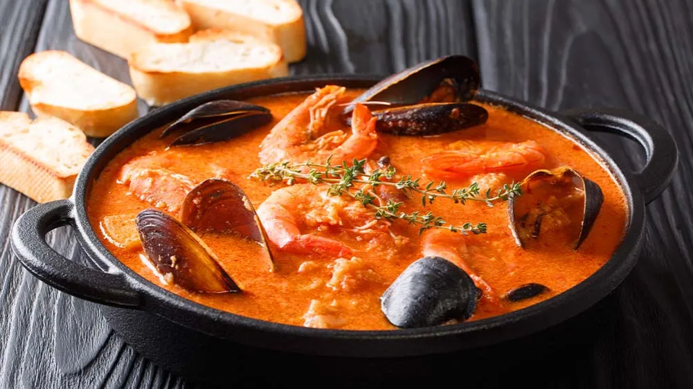 Bouillabaisse Suppe in einer Schüssel mit Meeresfrüchten und Brot