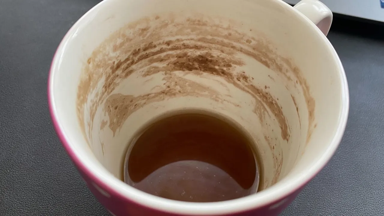 osad z herbaty w kubku