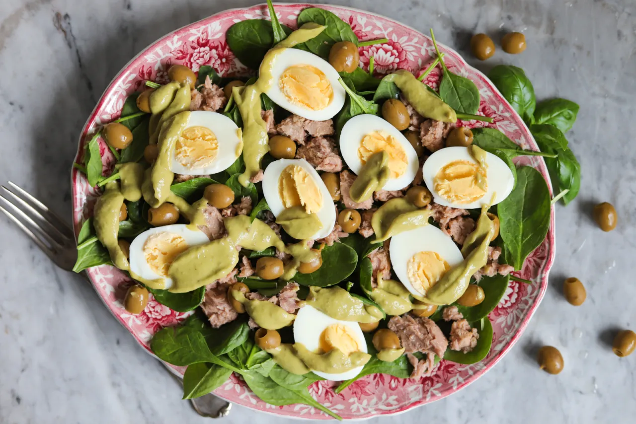 sałatka z tuńczykiem z sosem