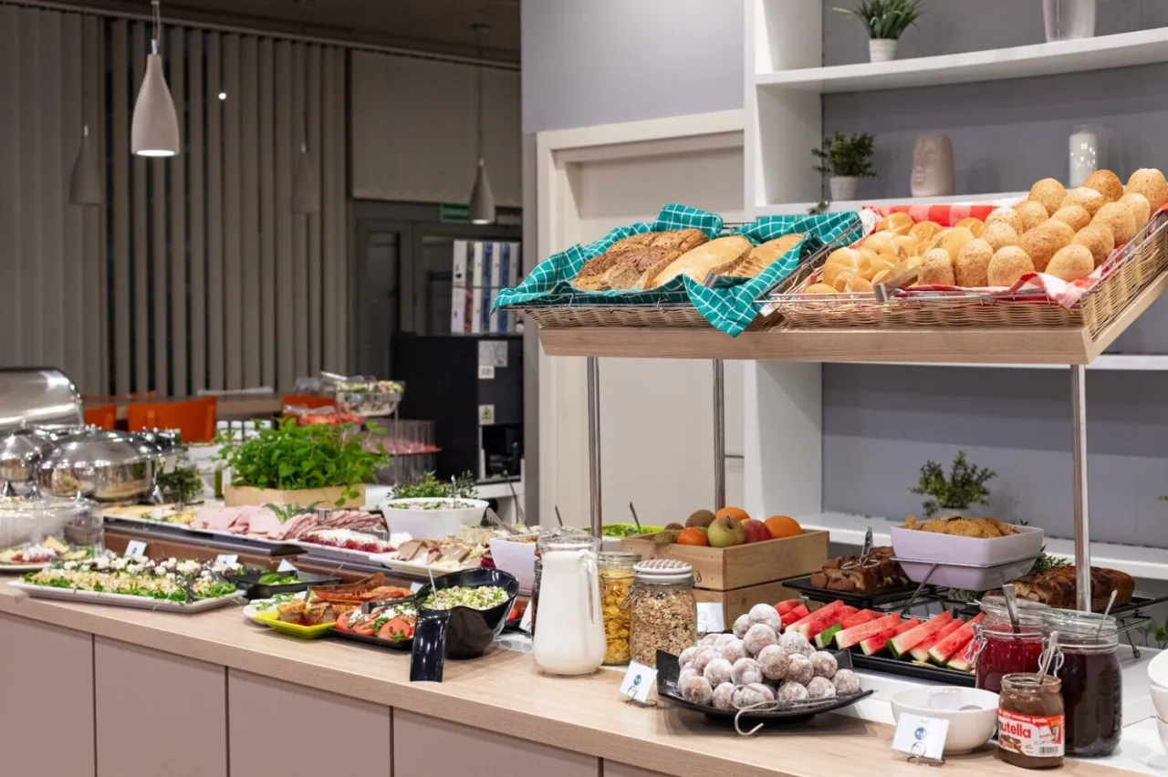 B&B Hotels śniadanie bufet