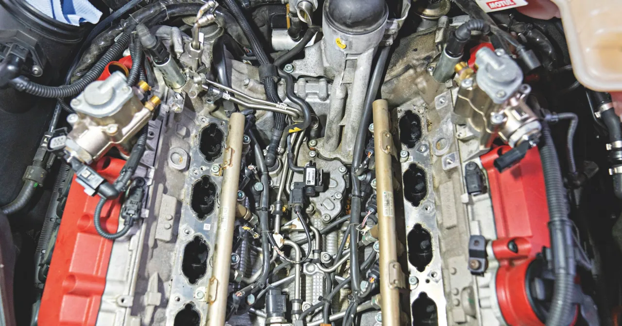 czysty i brudny silnik por&oacute;wnanie, nagar w silniku