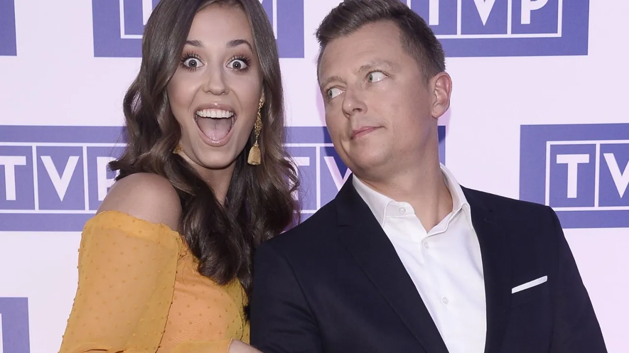 Kto prowadzi Koło Fortuny z Brzozowskim? Uśmiechnięta prezenterka i elegancki prowadzący.