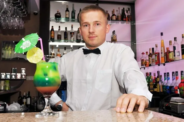barman robiący skomplikowany koktajl