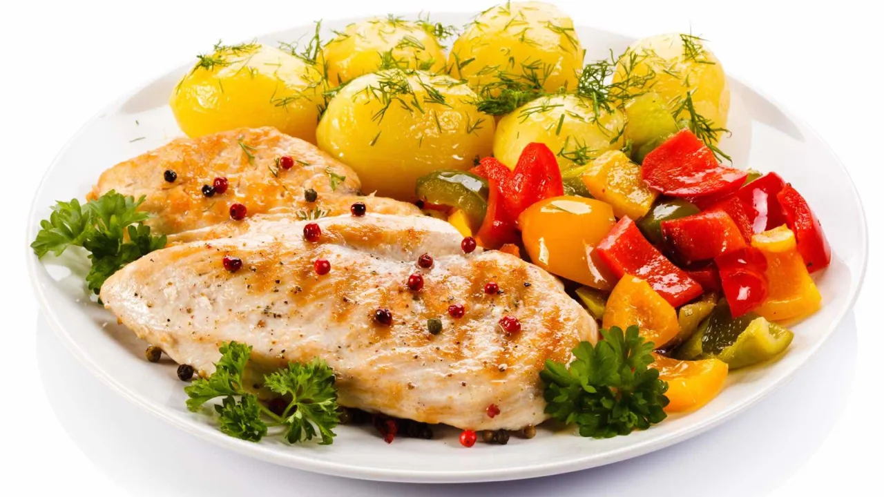 Piersi z kurczaka z ziemniakami i kolorową papryką – idealny pomysł, co można zrobić z piersią z kurczaka na obiad.