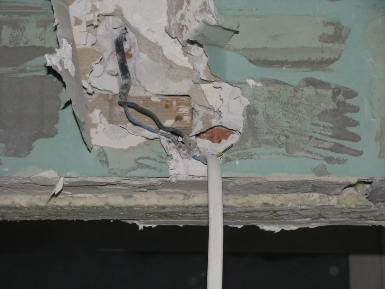 niestabilna puszka elektryczna w ścianie