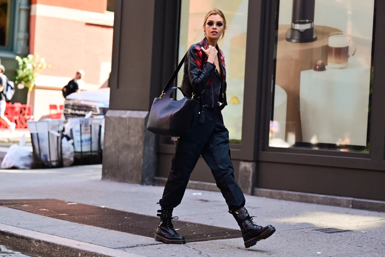 Modelka w sk&oacute;rzanej kurtce i boj&oacute;wkach, idealne buty do boj&oacute;wek to ciężkie, sznurowane botki na grubej podeszwie.