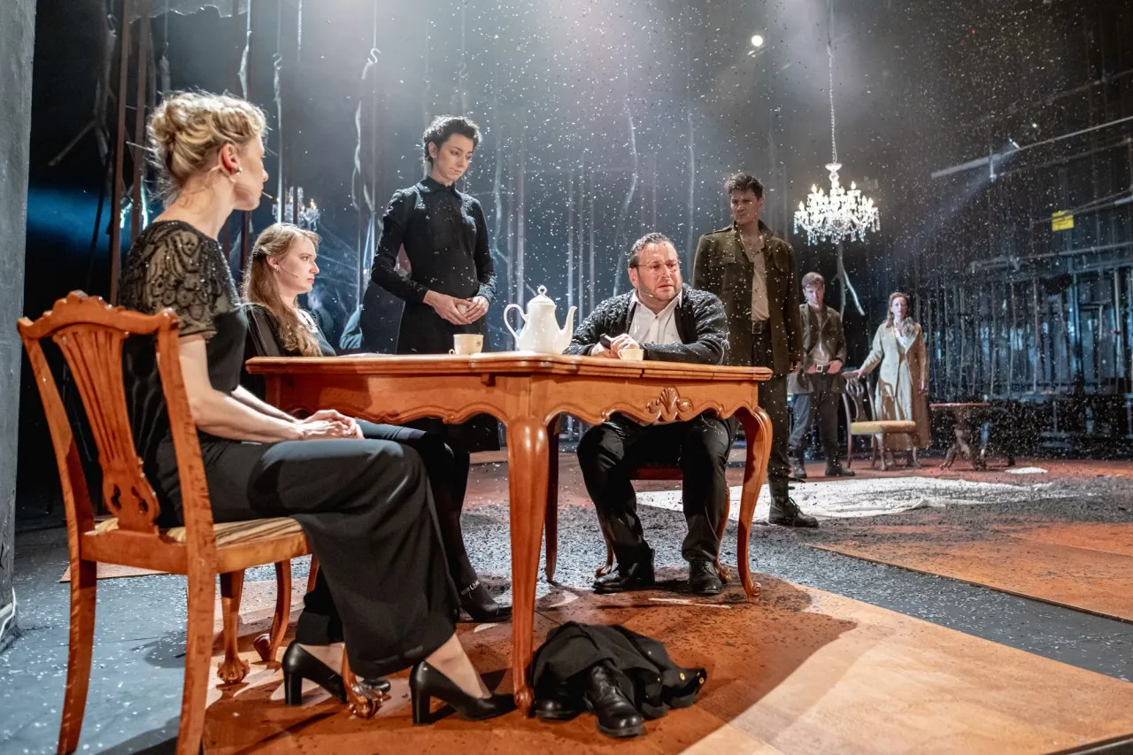 Scena Świętoszek komedia pod stołem