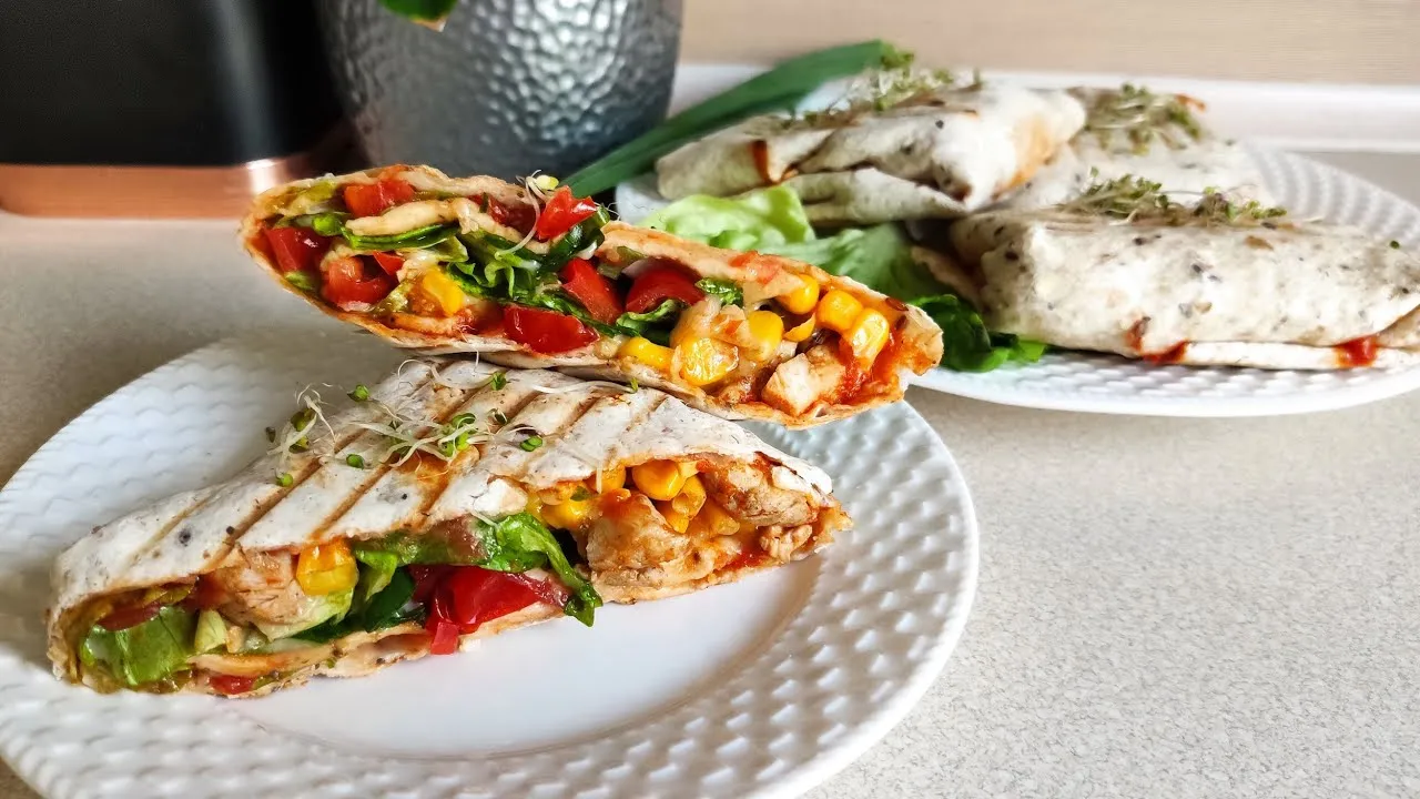 Kebab w tortilli zapiekany na patelni grillowej