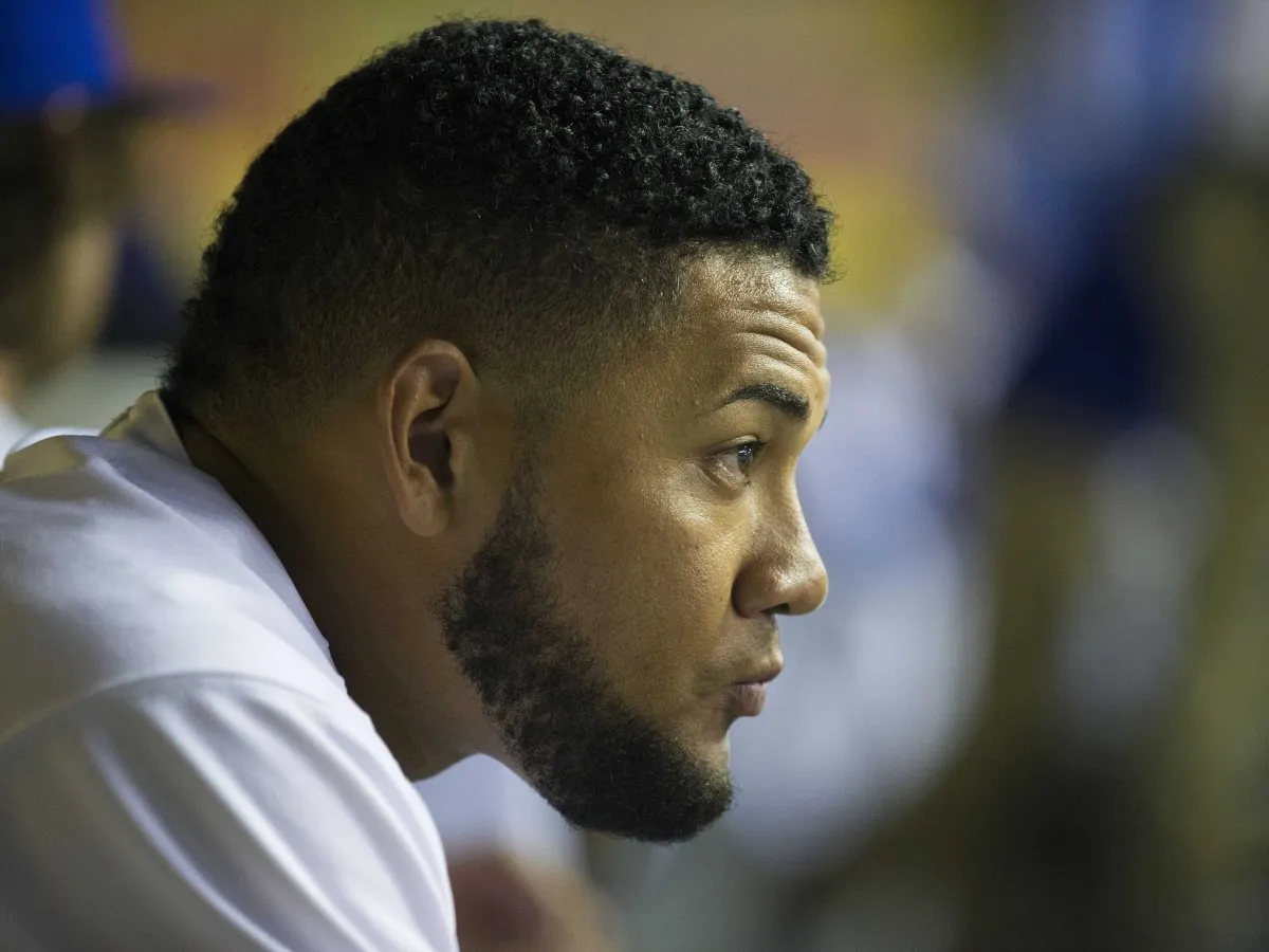 Jak wyznaczyć linię zarostu na szyi i policzkach