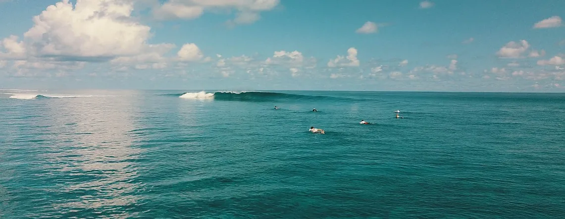 Malediwy surfing fale