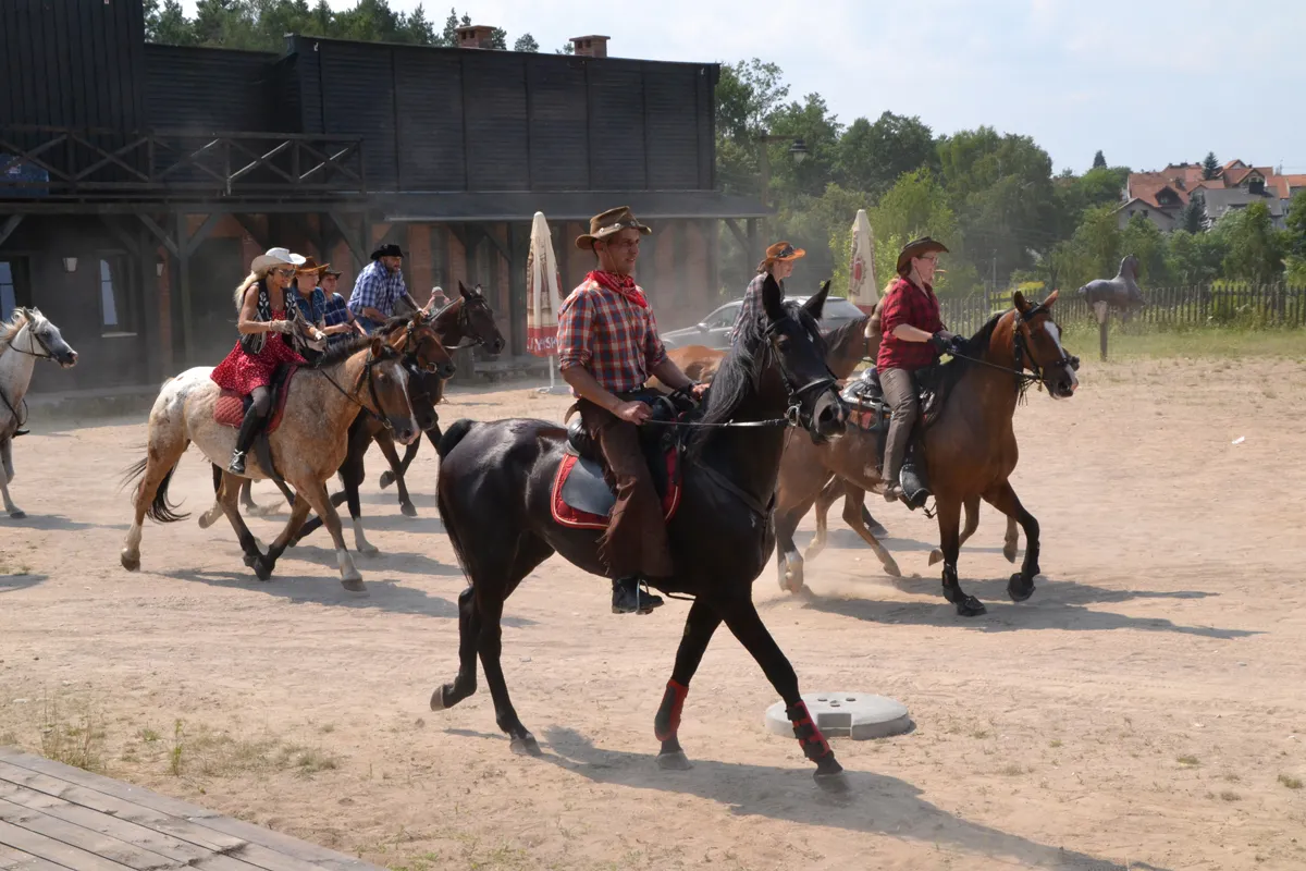 Miasteczko Westernowe Mrongoville pokazy kaskaderskie