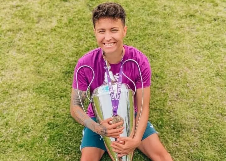 dziewczynka grająca w piłkę nożną z chłopcami