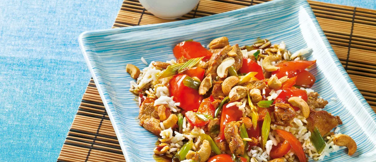 Mise en Place für asiatisches Wok-Gericht mit geschnittenem Gemüse und Fleisch