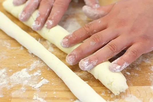przygotowanie ciasta na kluski śląskie krok po kroku