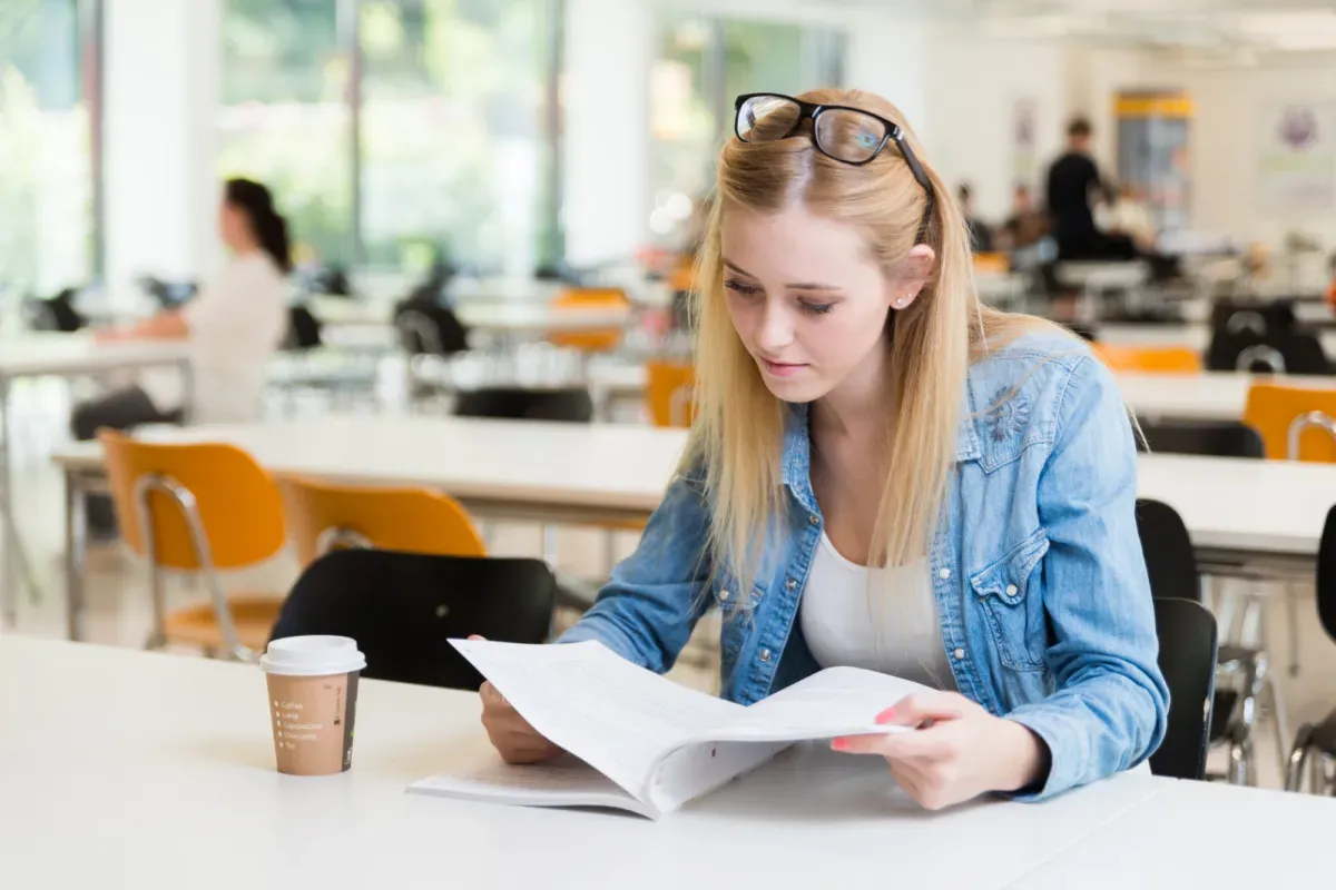 student zaoczny na wykładzie w weekend