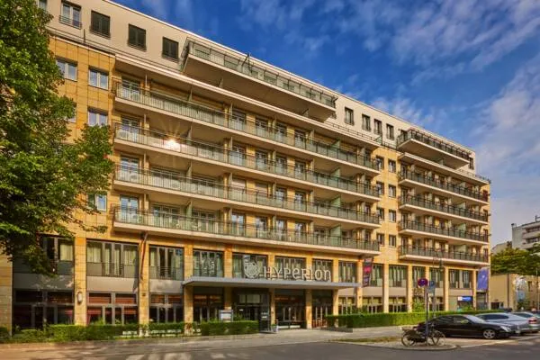 Hyperion Hotel Berlin elegante Fassade bei Tag