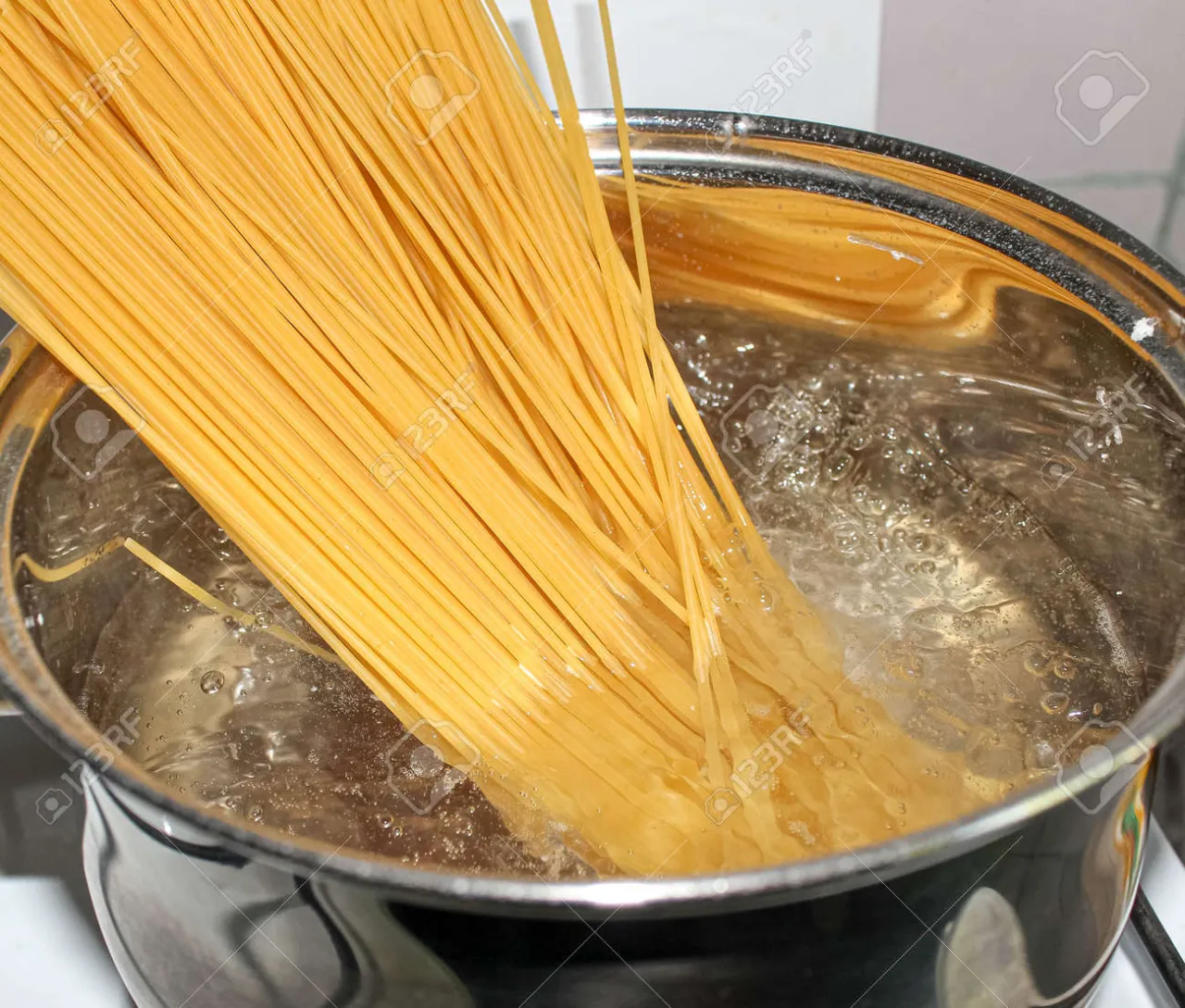garnek z gotującym się makaronem spaghetti