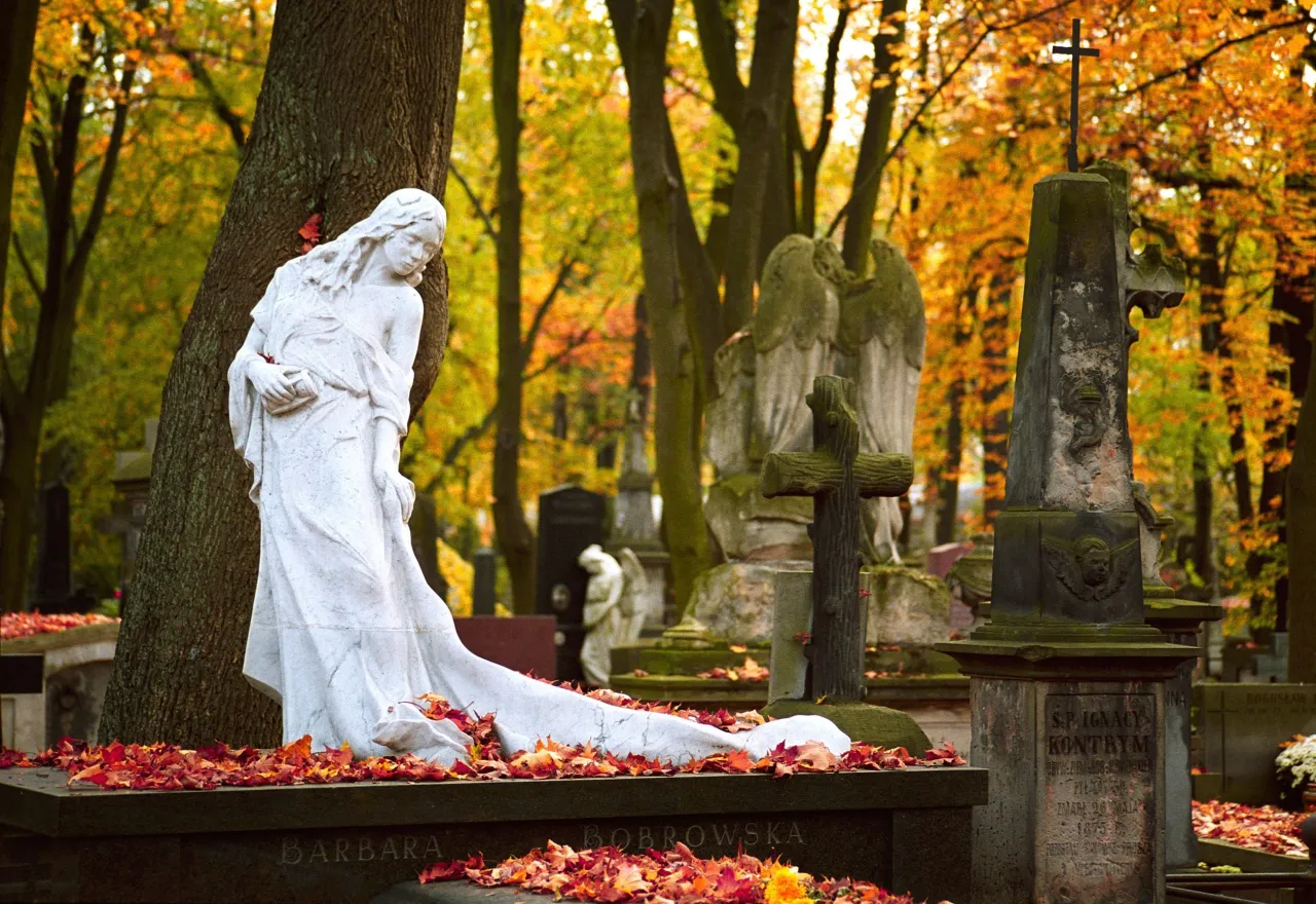 Cmentarz Powązkowski w Warszawie jesienią