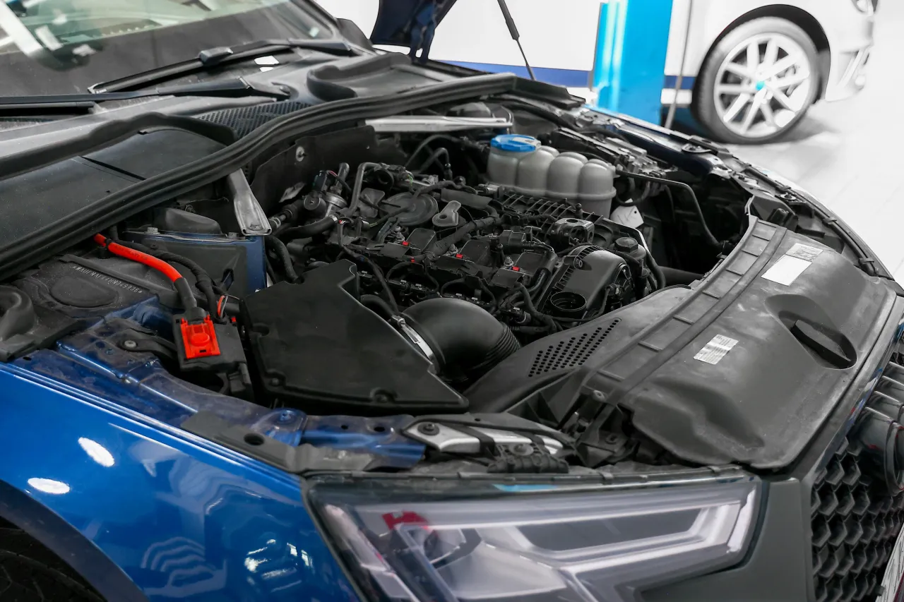 Silnik diesla z zaznaczonymi wtryskiwaczami