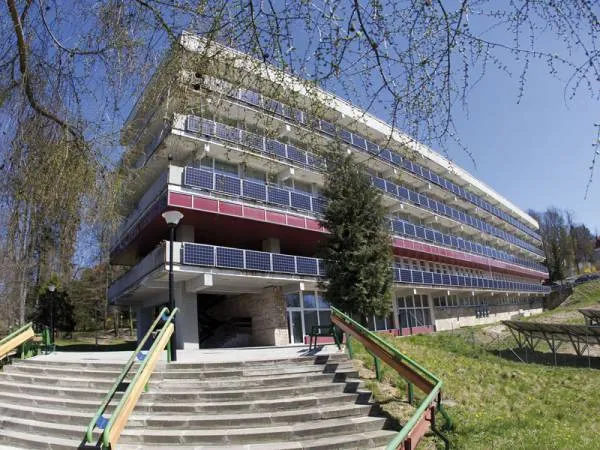 Wojskowe Sanatorium Uzdrowiskowe Lądek-Zdr&oacute;j budynek z zewnątrz