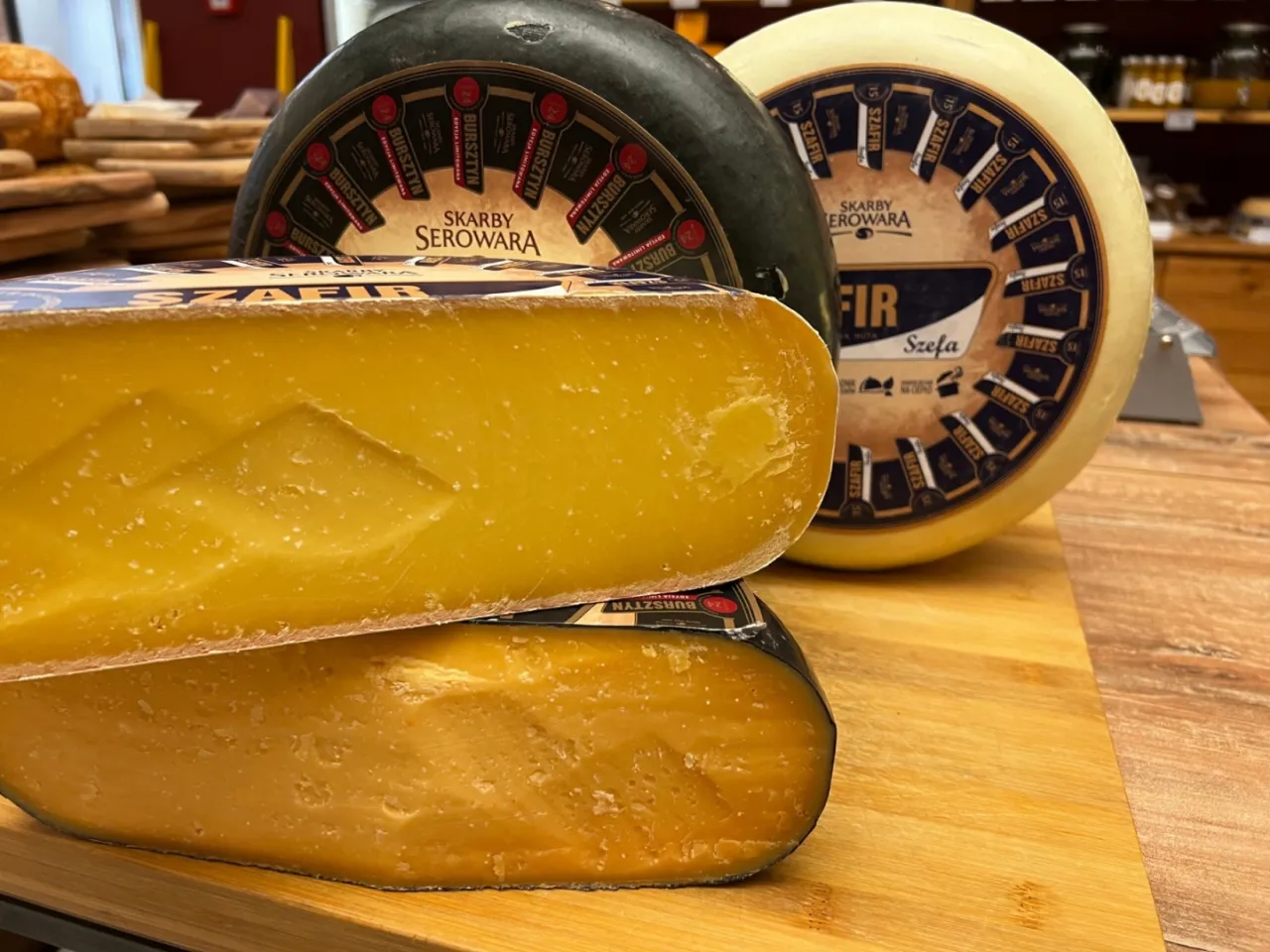 Skarby Serowara: Szafir i Bursztyn, polskie odpowiedniki parmezanu, kuszą żółtym kolorem i bogatym smakiem.