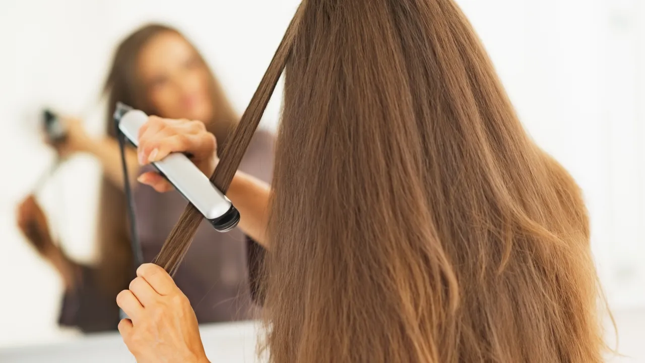 przygotowanie włos&oacute;w do kręcenia prostownicą termoochrona