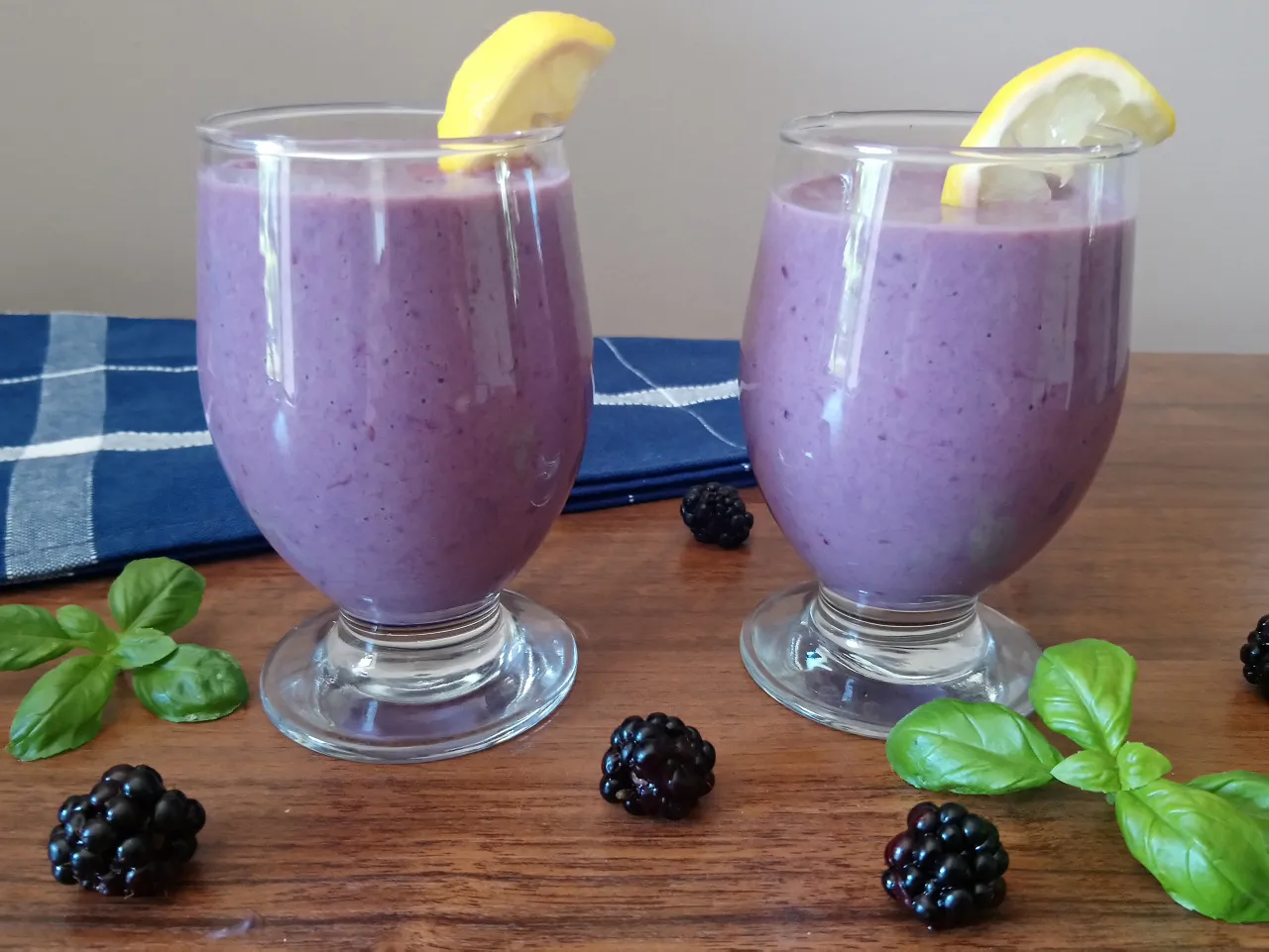 r&oacute;żne warianty koktajlu z jeżyn