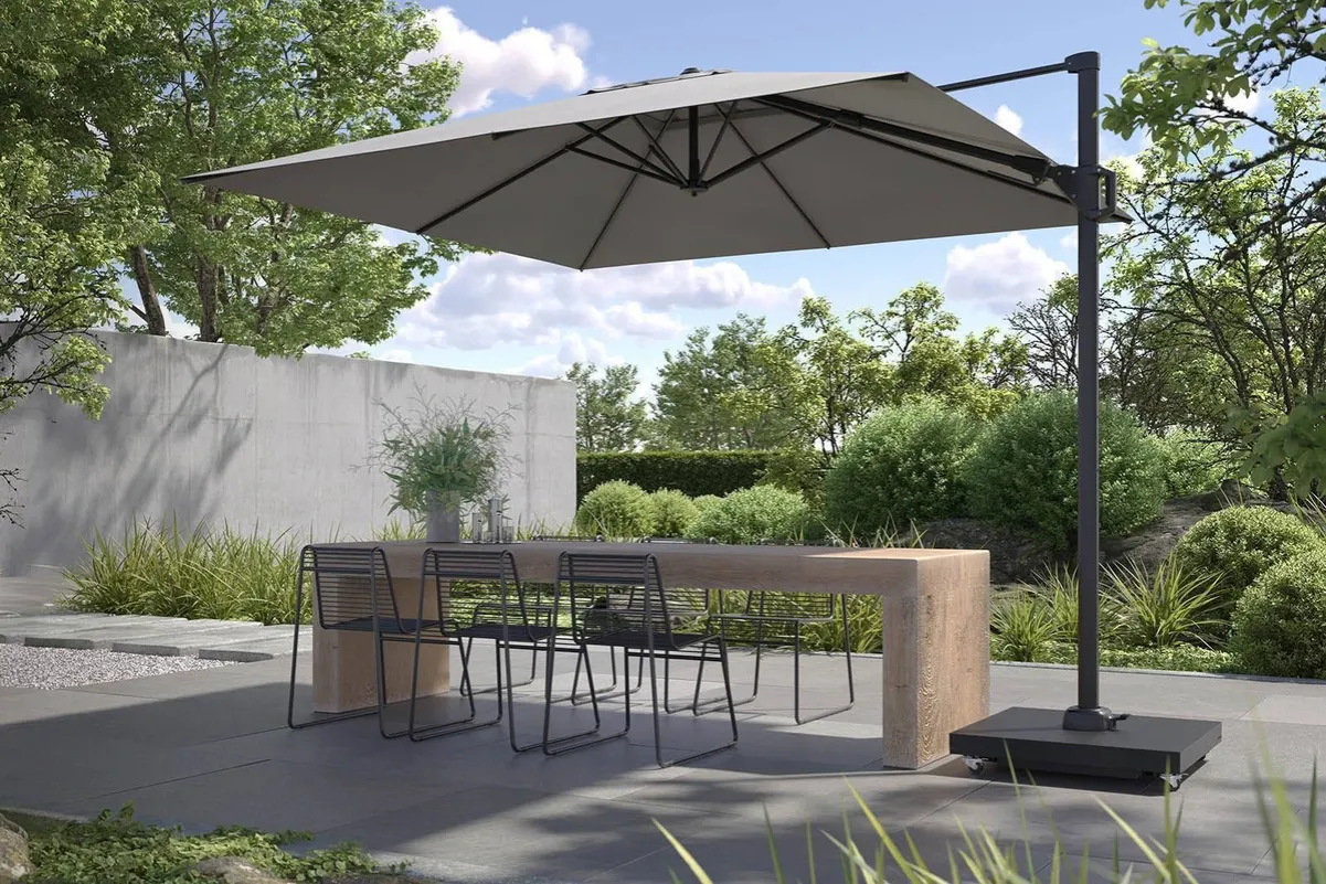 Solidna, kwadratowa podstawa pod parasol ogrodowy z k&oacute;łkami, idealna do stabilizacji dużego parasola nad stołem i krzesłami.