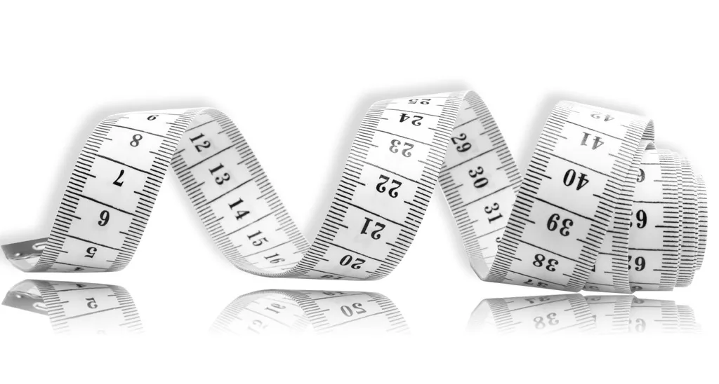 dziecko mierzone miarką krawiecką