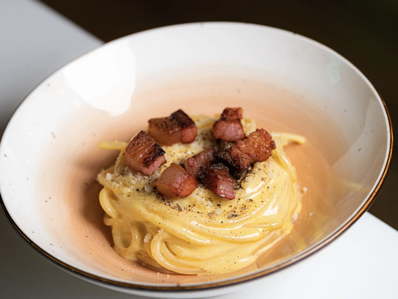plato de pasta carbonara auténtica con guanciale y pecorino