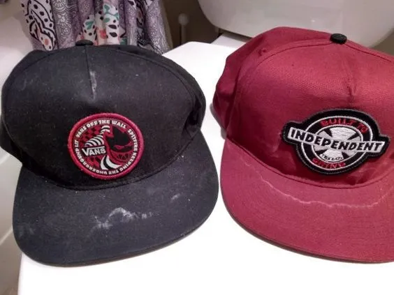 czapka z daszkiem plamy z potu przed i po czyszczeniu