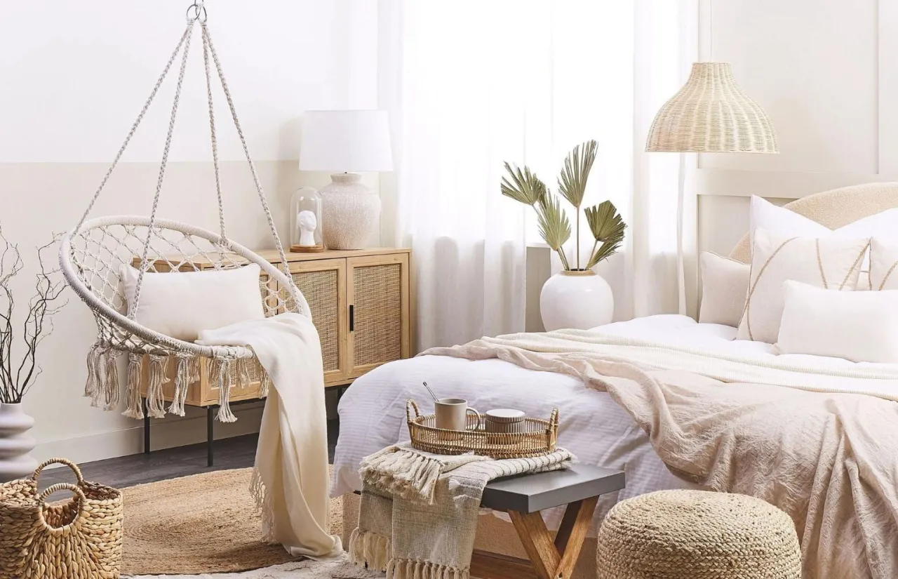 nietypowe siedziska do salonu, podest z materacem aranżacje, fotel wiszący w salonie