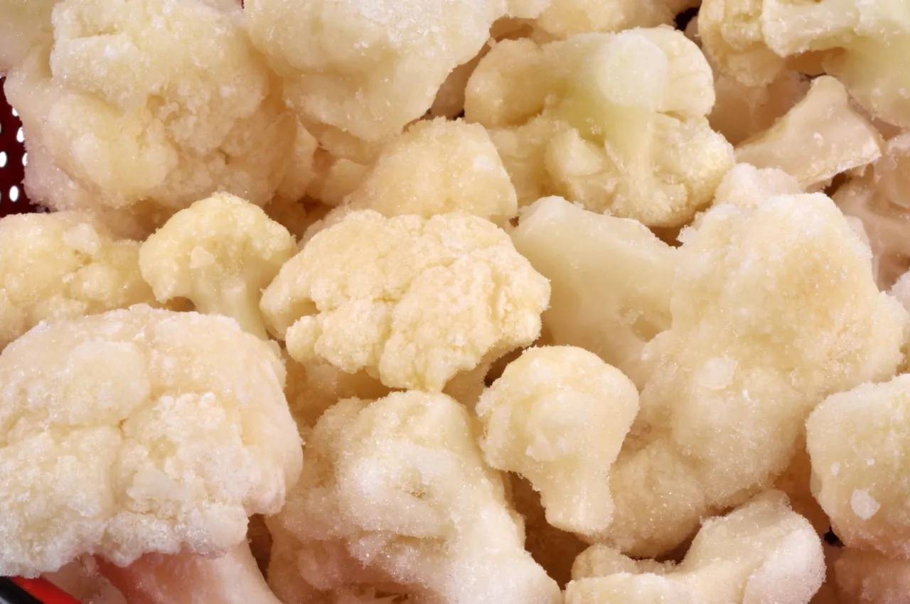 świeży kalafior i włoszczyzna na desce