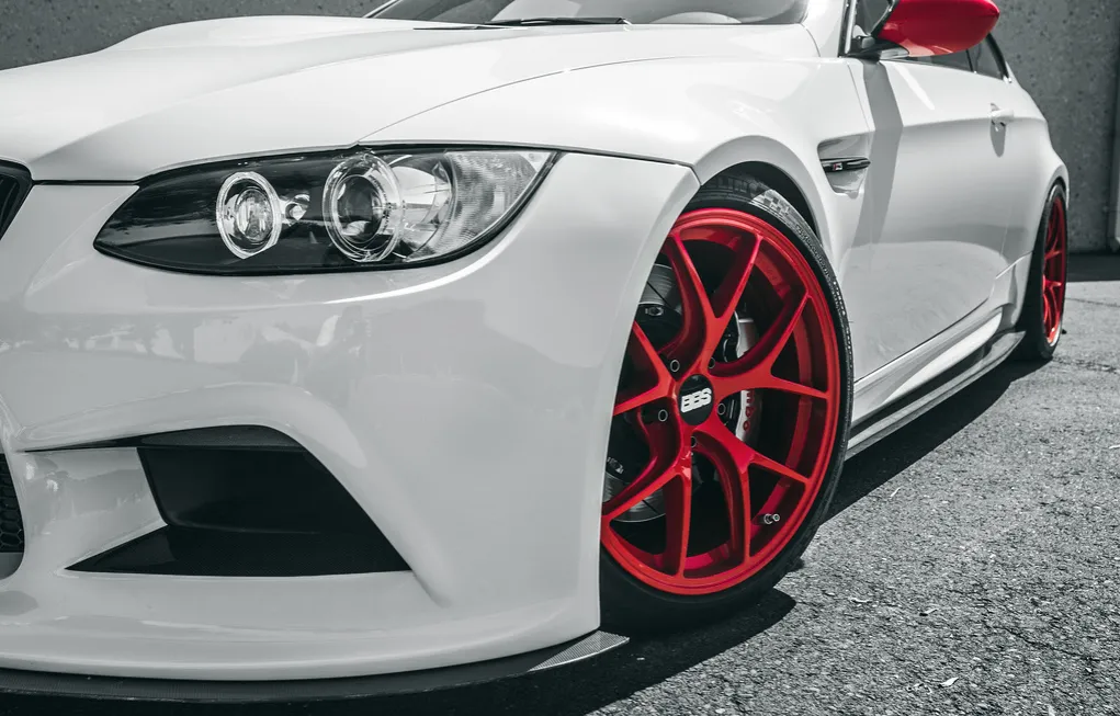 biały samoch&oacute;d białe felgi, biały samoch&oacute;d czerwone felgi