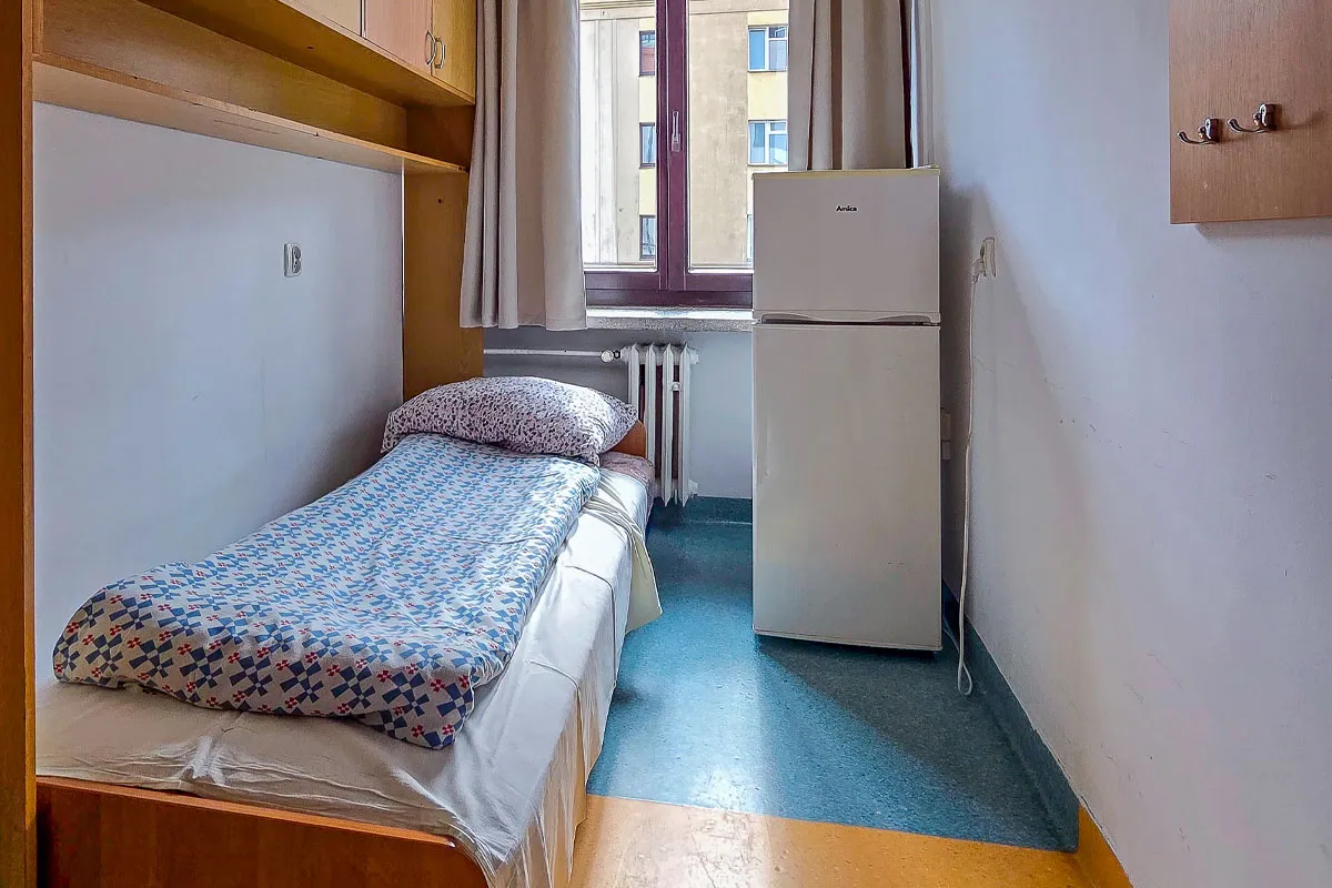 Hostel wnętrze wspólny pokój