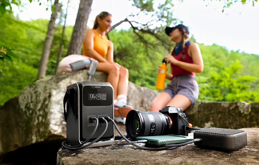 Przenośna stacja zasilania z podłączonymi urządzeniami