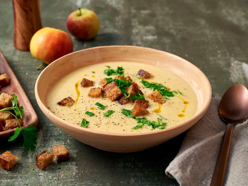 cremige Stangenselleriesuppe in einer Sch&uuml;ssel mit Petersilie und Croutons