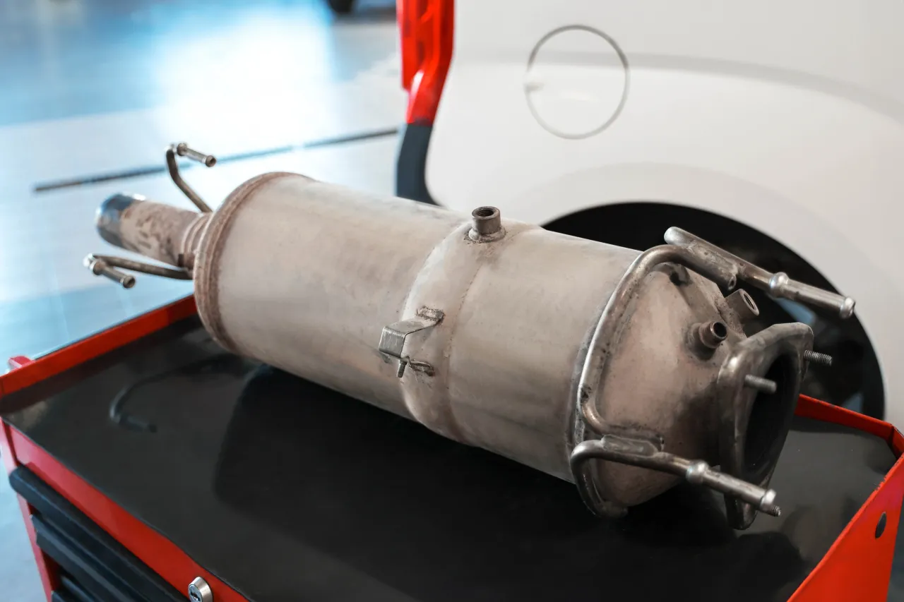 Samoch&oacute;d z dymiącym wydechem po usunięciu DPF