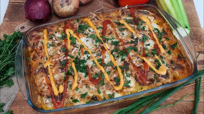 Różne warianty zapiekanki z cukinii wegetariańska i z mięsem