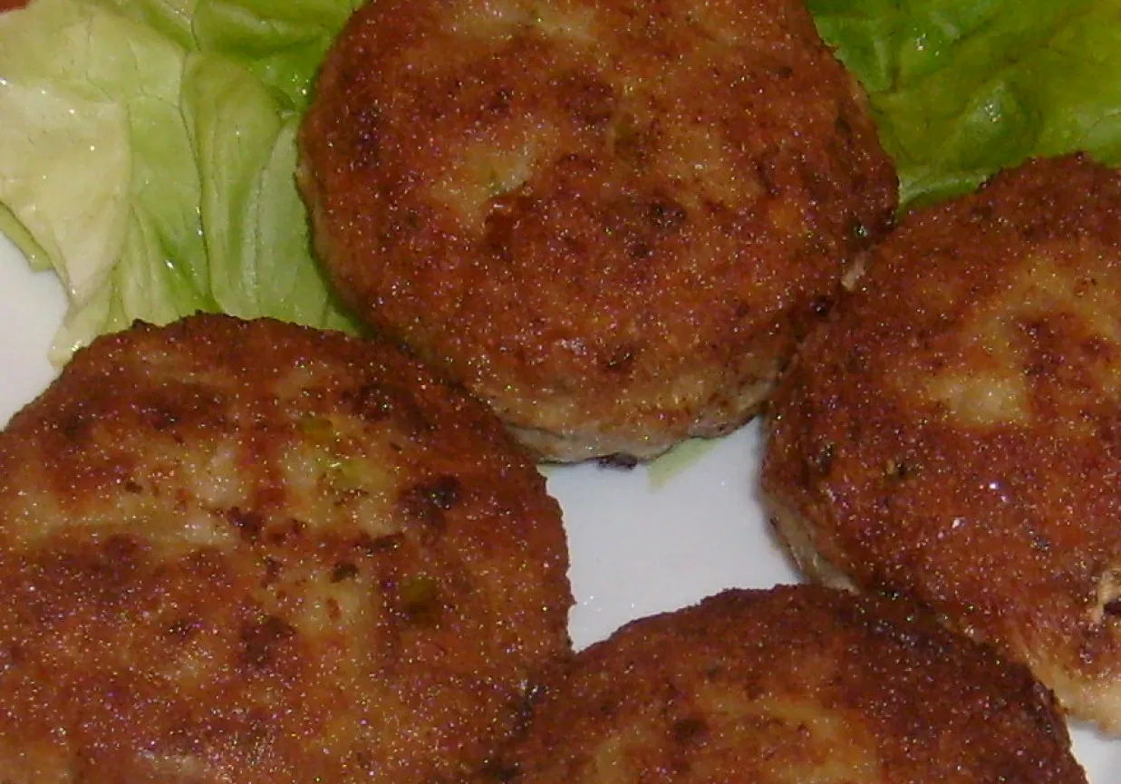 Złociste kotlety mielone wieprzowe lub drobiowe, podane na liściach sałaty. Pyszny obiad!