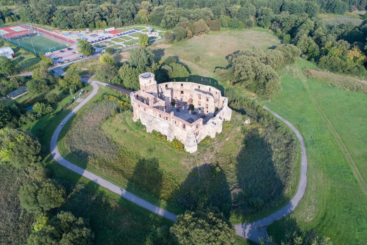 Zamek w Siewierzu piwnice wystawa archeologiczna