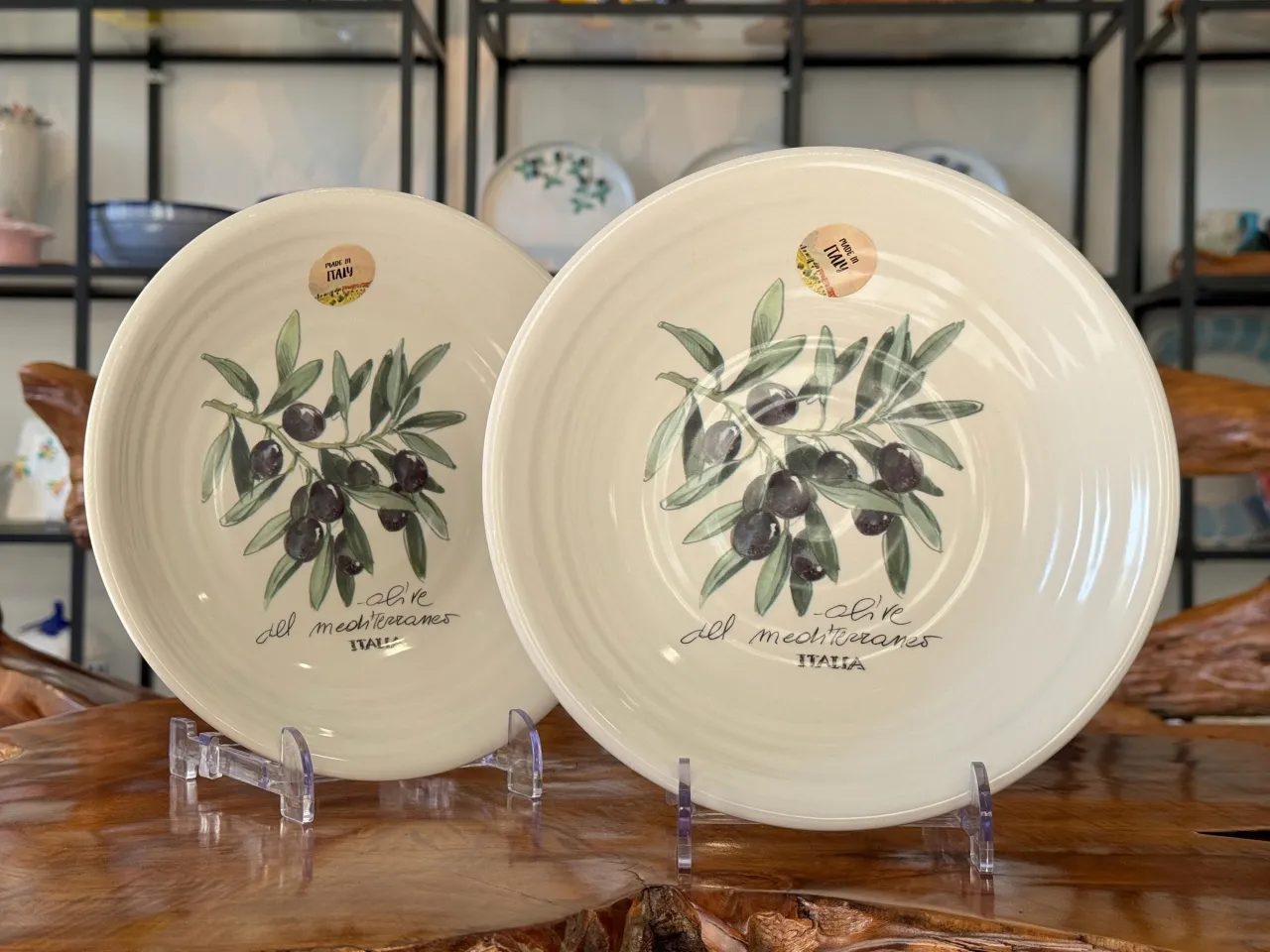 Talerz z różnymi rodzajami oliwek