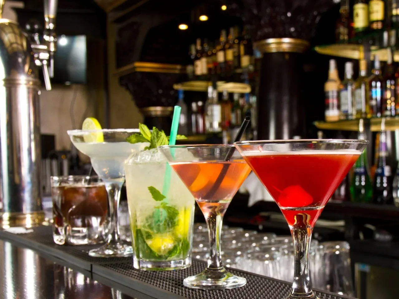 barman w Grecji przygotowuje drinki na tle morza