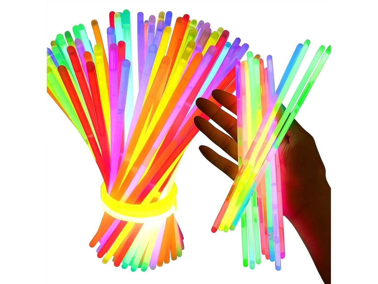 Pęk kolorowych, świecących pałeczek, które mogą posłużyć do zabawy. Czy świecące bransoletki są szkodliwe? Nie, te są bezpieczne.