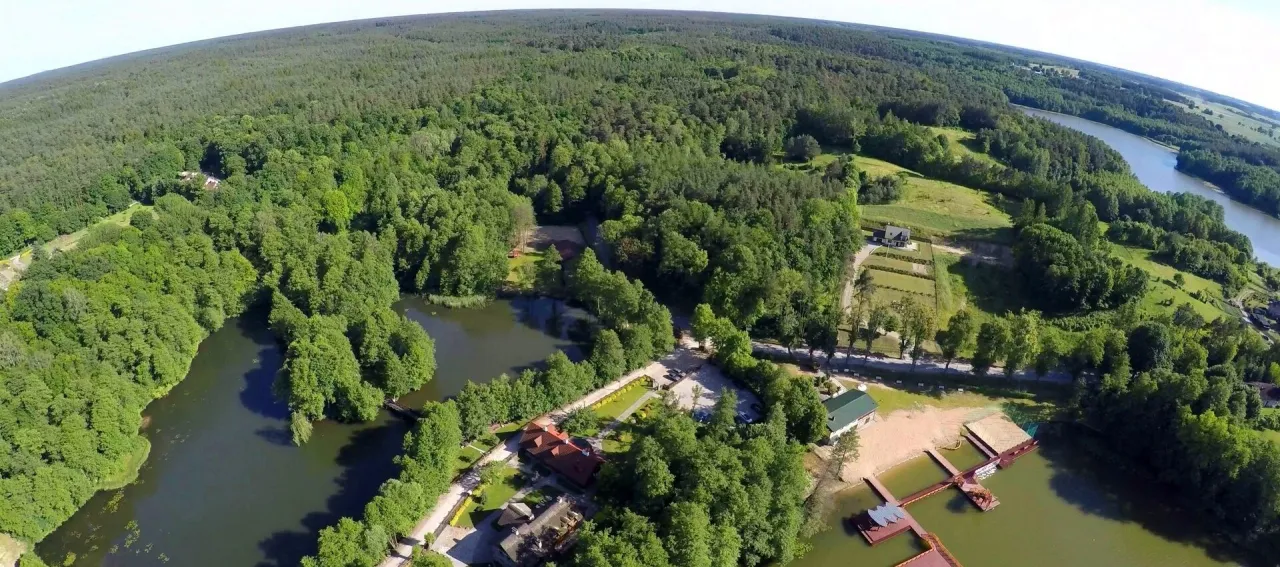 Dworek Wapionka widok z lotu ptaka jezioro las