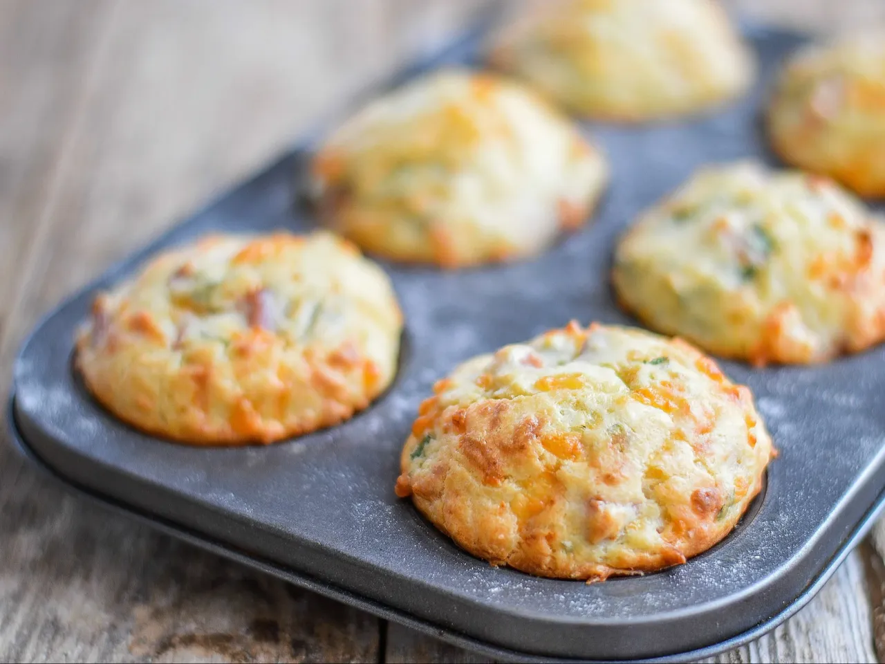 Słone babeczki z serem i ziołami, idealne do Twojego przepisu na zdrowe babeczki.