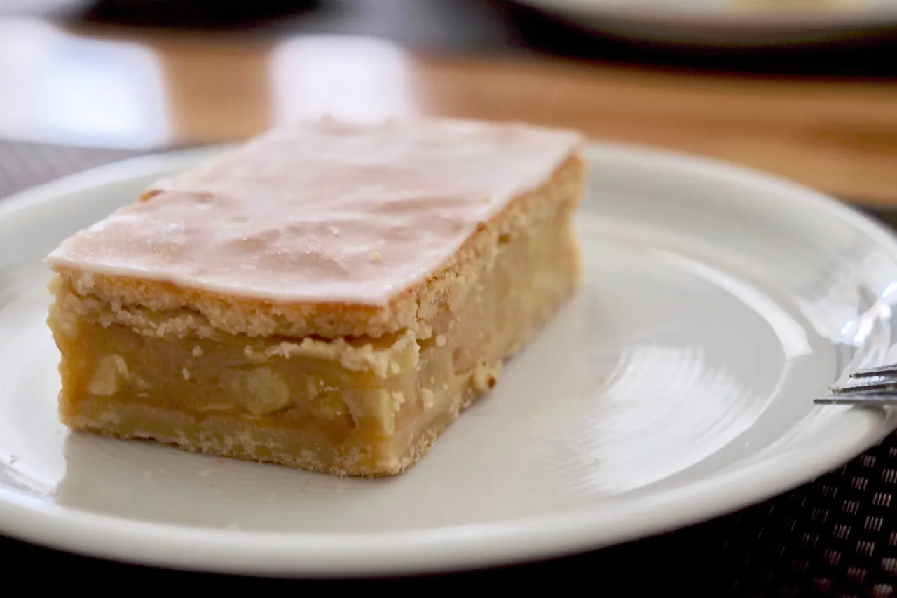 idealnie upieczona szarlotka